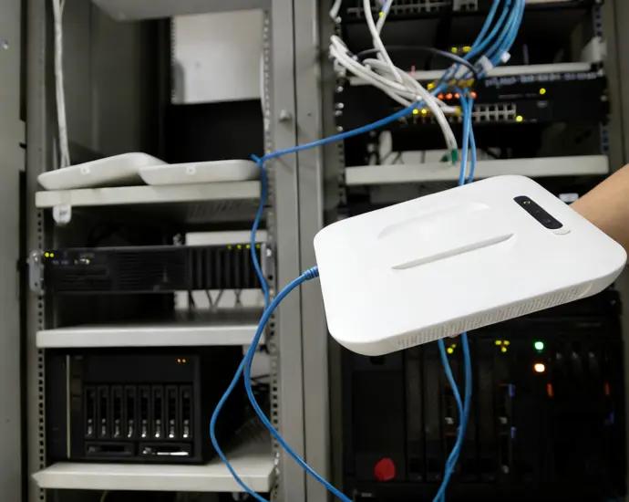 مبيت جهاز التوجيه 5G: الحماية الكهرومغناطيسية والإدارة الحرارية