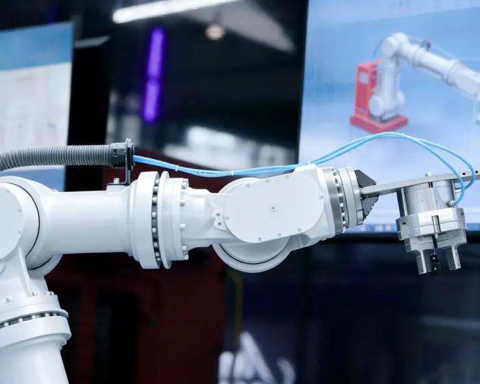 Jili Intelligent & KUKA Robotics: Hochgeschwindigkeitsarme für die Halbleiterfertigung