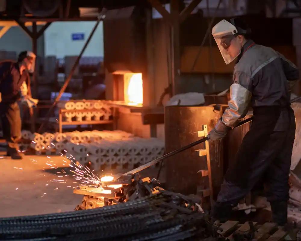 Proceso de fundición de metales en fábrica.