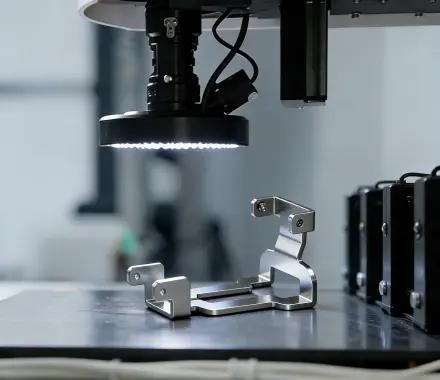 Controllo qualità della saldatura dei metalli: ispezione di precisione di piccoli componenti metallici