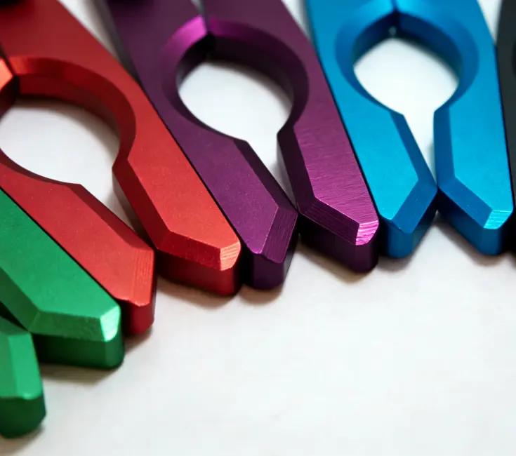 Parti in alluminio anodizzato colorato che mostrano la qualità della finitura superficiale